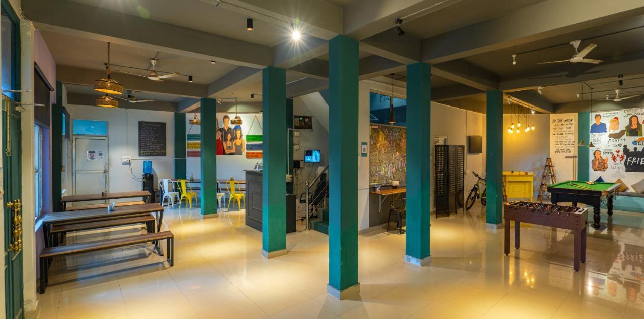 Whoopers Hostel Bir Buitenkant foto